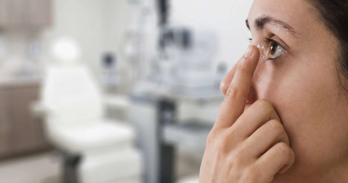 Inserting contact lens